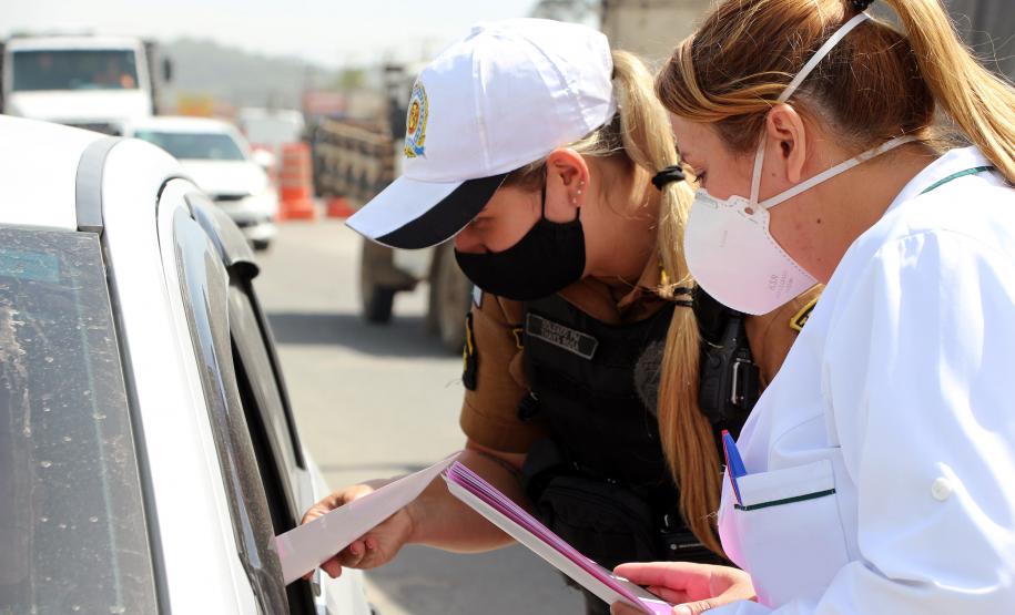 Policiais femininas fazem blitz de conscientização sobre prevenção ao câncer de mama em rodovia da RMC