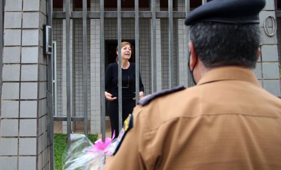 Colégio da Polícia Militar presta homenagem aos professores com entrega de mimo em casa