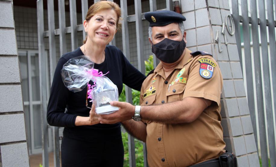 Colégio da Polícia Militar presta homenagem aos professores com entrega de mimo em casa