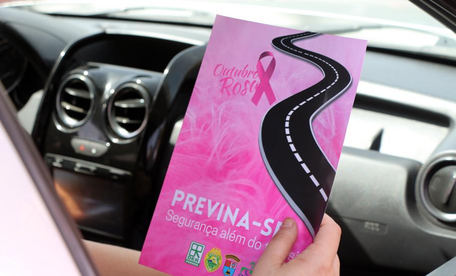 Policiais femininas fazem blitz de conscientização sobre prevenção ao câncer de mama em rodovia da RMC