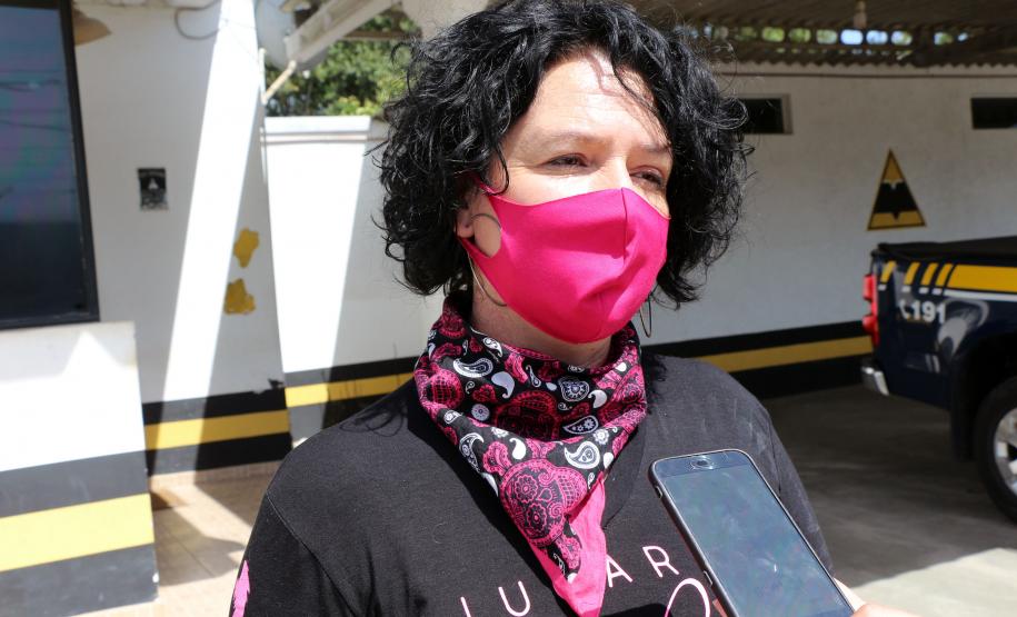 Policiais femininas fazem blitz de conscientização sobre prevenção ao câncer de mama em rodovia da RMC