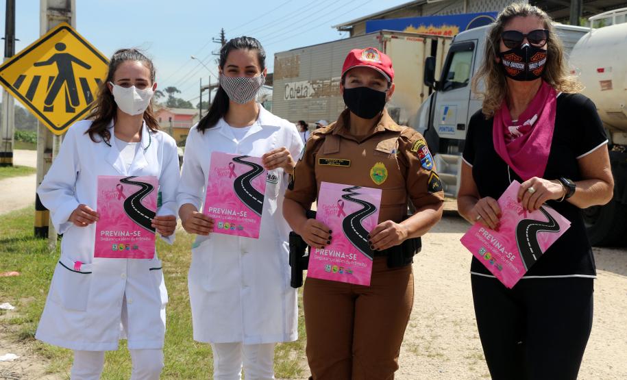 Policiais femininas fazem blitz de conscientização sobre prevenção ao câncer de mama em rodovia da RMC