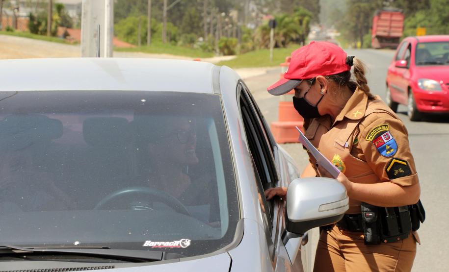 Policiais femininas fazem blitz de conscientização sobre prevenção ao câncer de mama em rodovia da RMC