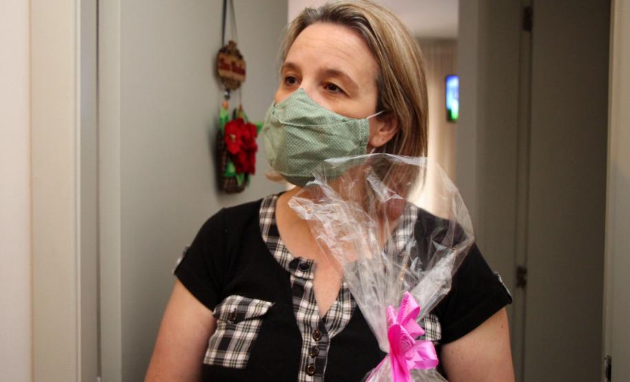 Colégio da Polícia Militar presta homenagem aos professores com entrega de mimo em casa