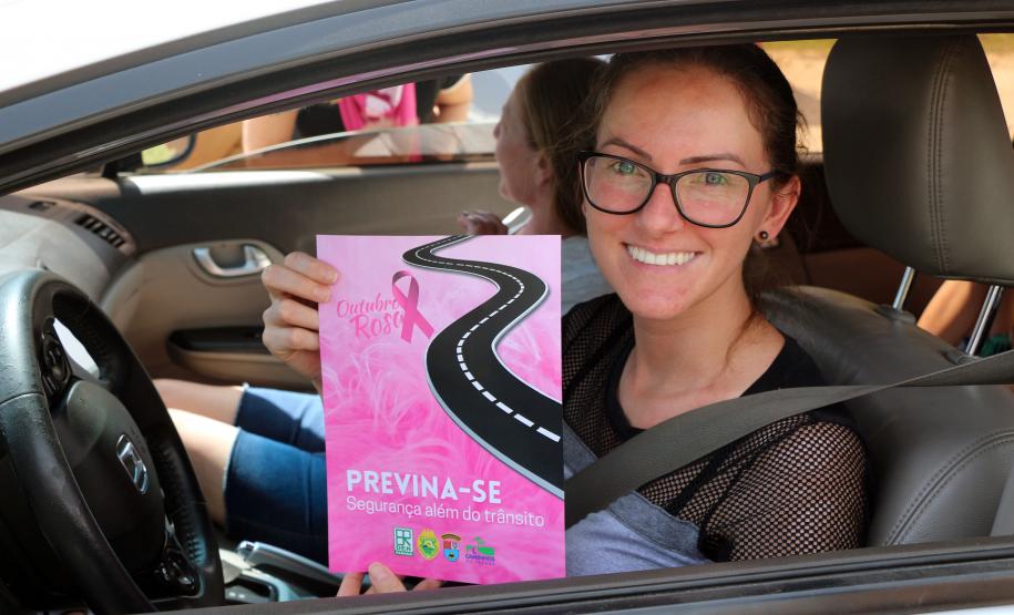 Policiais femininas fazem blitz de conscientização sobre prevenção ao câncer de mama em rodovia da RMC