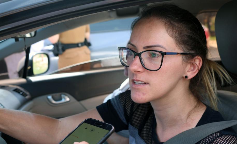 Policiais femininas fazem blitz de conscientização sobre prevenção ao câncer de mama em rodovia da RMC