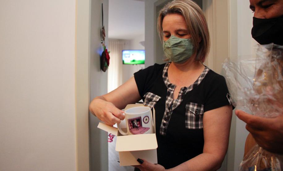 Colégio da Polícia Militar presta homenagem aos professores com entrega de mimo em casa