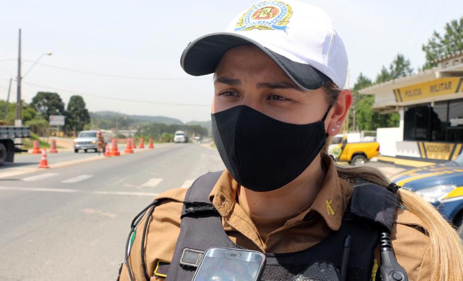 Policiais femininas fazem blitz de conscientização sobre prevenção ao câncer de mama em rodovia da RMC