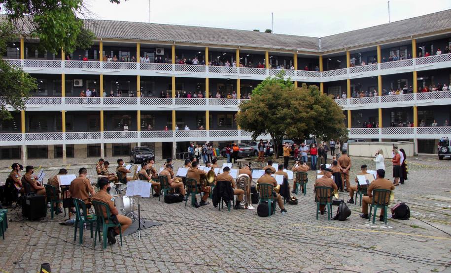 Banda de Música da PM faz apresentação em comemoração ao Dia do Professor em Curitiba