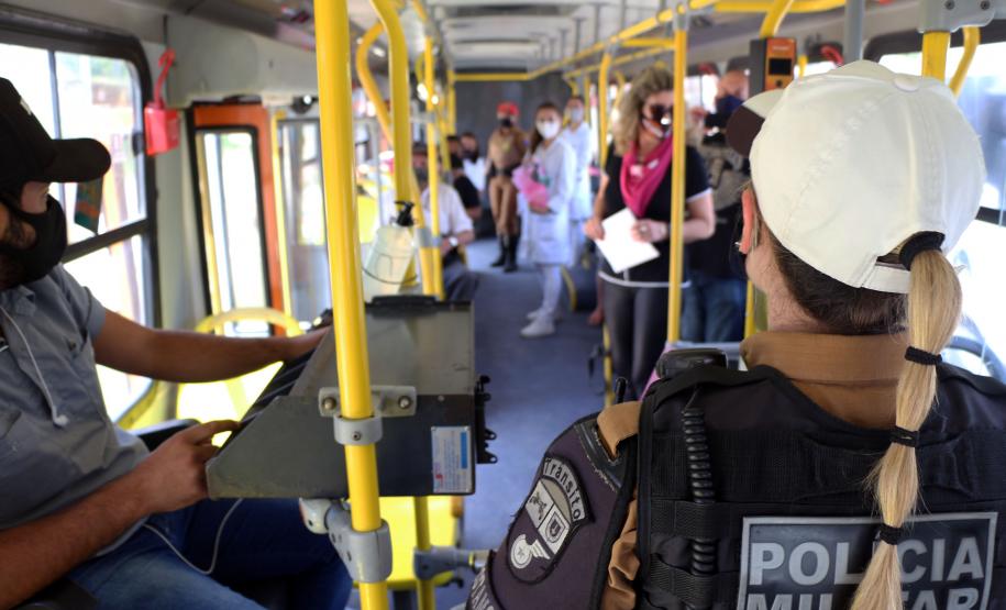 Policiais femininas fazem blitz de conscientização sobre prevenção ao câncer de mama em rodovia da RMC