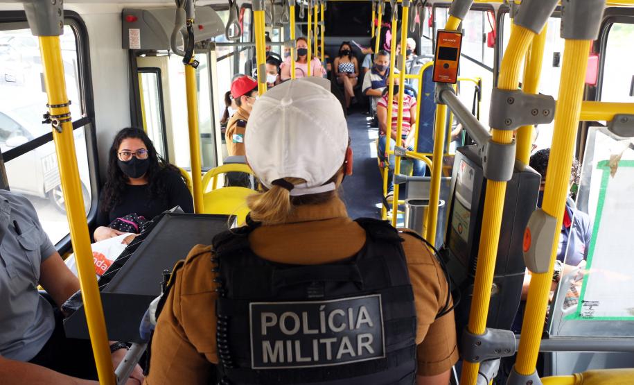 Policiais femininas fazem blitz de conscientização sobre prevenção ao câncer de mama em rodovia da RMC