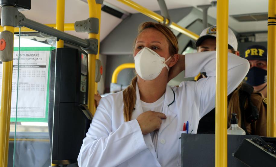 Policiais femininas fazem blitz de conscientização sobre prevenção ao câncer de mama em rodovia da RMC