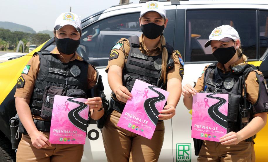 Policiais femininas fazem blitz de conscientização sobre prevenção ao câncer de mama em rodovia da RMC