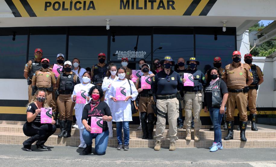 Policiais femininas fazem blitz de conscientização sobre prevenção ao câncer de mama em rodovia da RMC