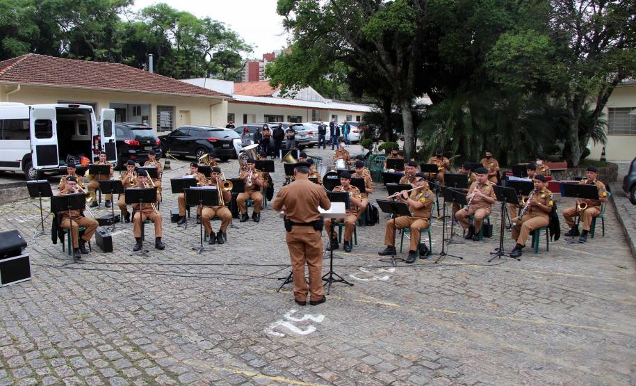 Banda de Música da PM faz apresentação em comemoração ao Dia do Professor em Curitiba