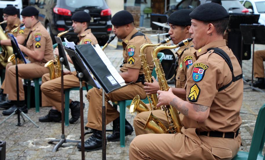 Banda de Música da PM faz apresentação em comemoração ao Dia do Professor em Curitiba