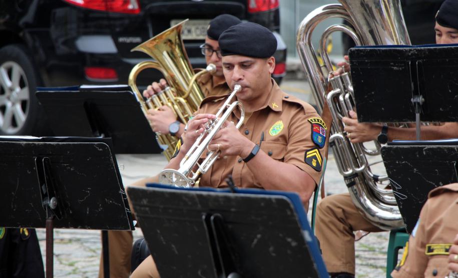 Banda de Música da PM faz apresentação em comemoração ao Dia do Professor em Curitiba
