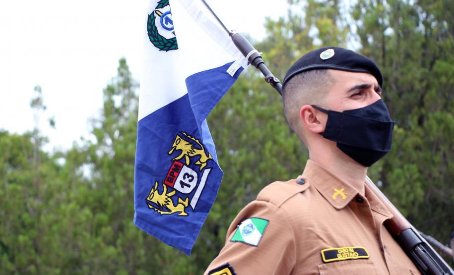 Policiais militares são homenageados durante solenidade em comemoração aos 52 anos do 13º Batalhão em Curitiba