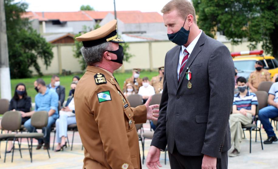 Policiais militares são homenageados durante solenidade em comemoração aos 52 anos do 13º Batalhão em Curitiba