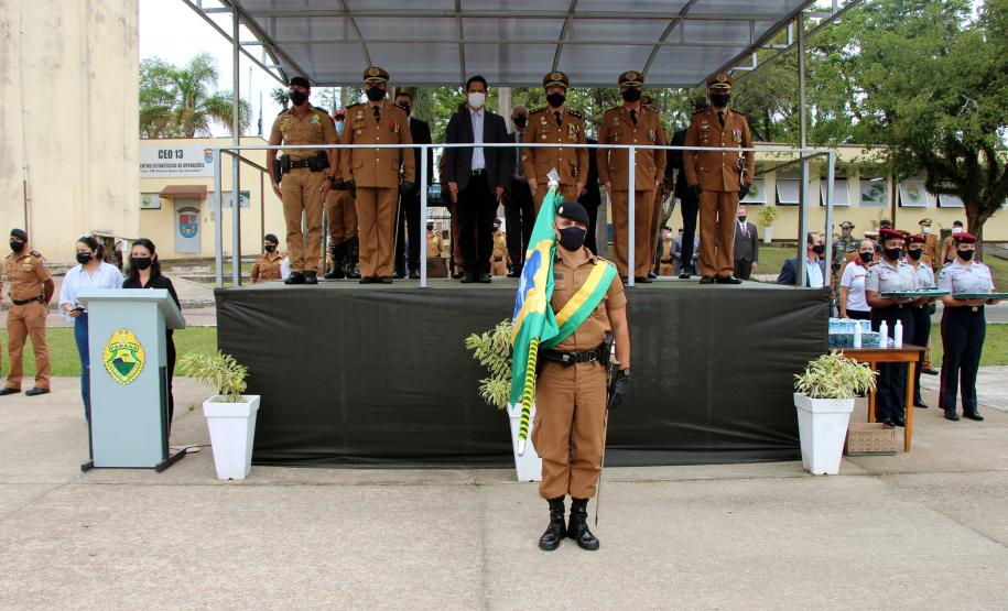 Policiais militares são homenageados durante solenidade em comemoração aos 52 anos do 13º Batalhão em Curitiba