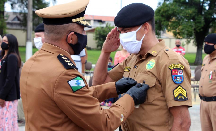 Policiais militares são homenageados durante solenidade em comemoração aos 52 anos do 13º Batalhão em Curitiba