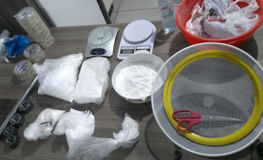 Mais de três quilos de cocaína são apreendidos pela PM em casa usada como refinaria de drogas em Cascavel (PR)