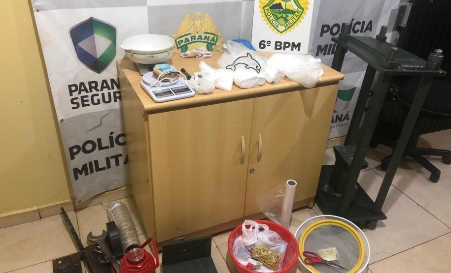 Mais de três quilos de cocaína são apreendidos pela PM em casa usada como refinaria de drogas em Cascavel (PR)