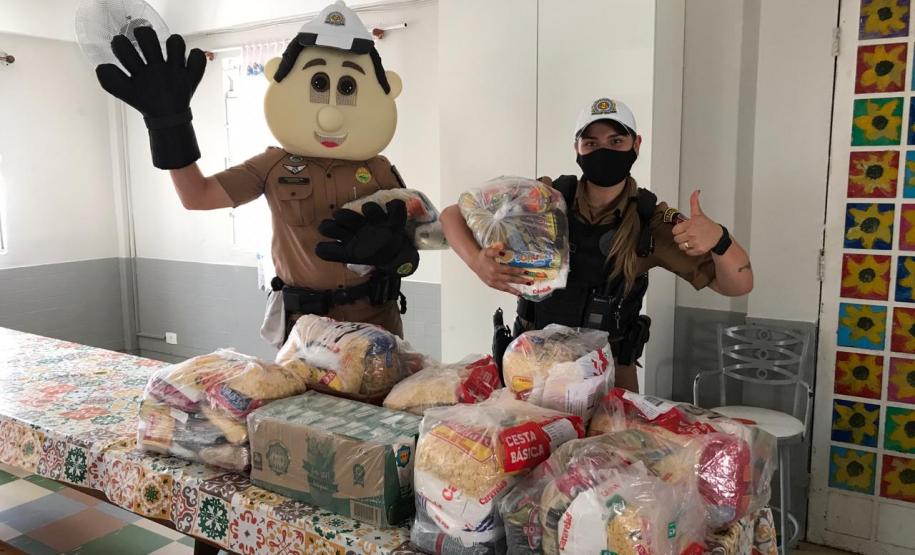 BPTran entrega 200 quilos de alimentos arrecadas por grupo sertanejo durante live