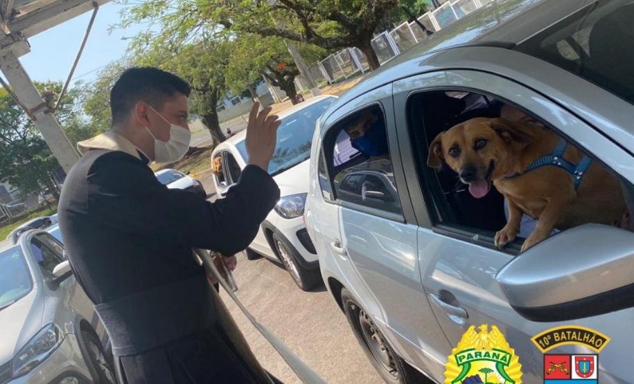 PM de Apucarana (PR) promove Drive Thru para a benção de animais; 700 animais foram abençoados