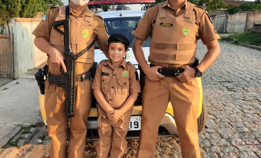 Pequeno fã da Polícia Militar ganha surpresa e recebe fardinha na Lapa (PR)