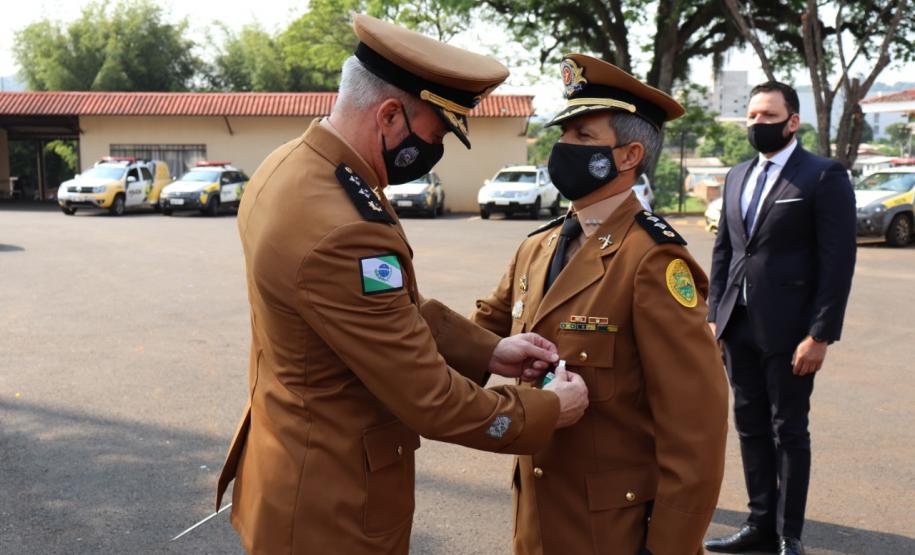 Militares estaduais e civis são condecorados com medalha em Francisco Beltrão