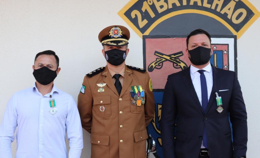 Militares estaduais e civis são condecorados com medalha em Francisco Beltrão