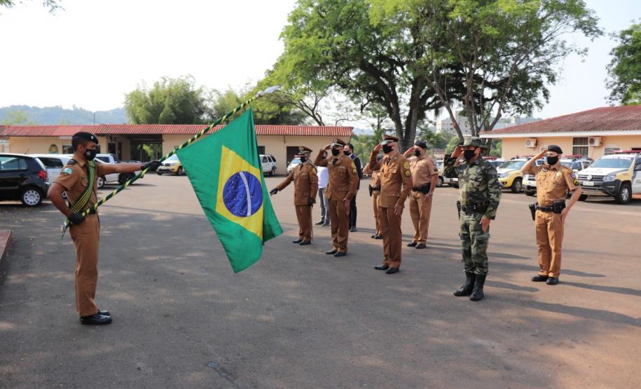 Militares estaduais e civis são condecorados com medalha em Francisco Beltrão
