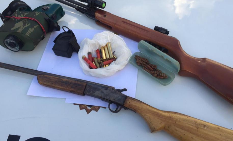 Armas e guizos de cobra Cascavel são apreendidos pela Polícia Ambiental em Alto Piquiri (PR)