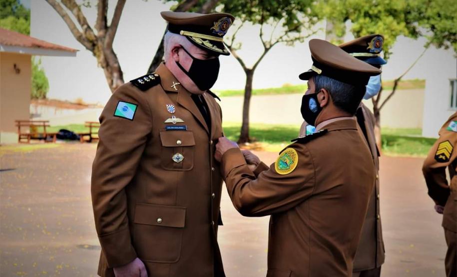 Comandante-Geral da PM recebe Medalha de Mérito do 21º BPM em Francisco Beltrão (PR)