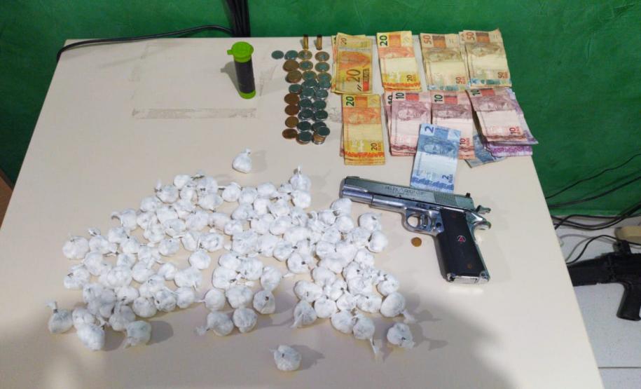 BPGd aborda ponto de tráfico e apreende mais de 1,7 mil buchas de cocaína em Piraquara, na RMC