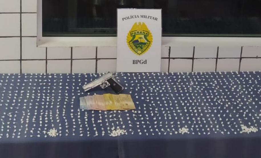 BPGd aborda ponto de tráfico e apreende mais de 1,7 mil buchas de cocaína em Piraquara, na RMC