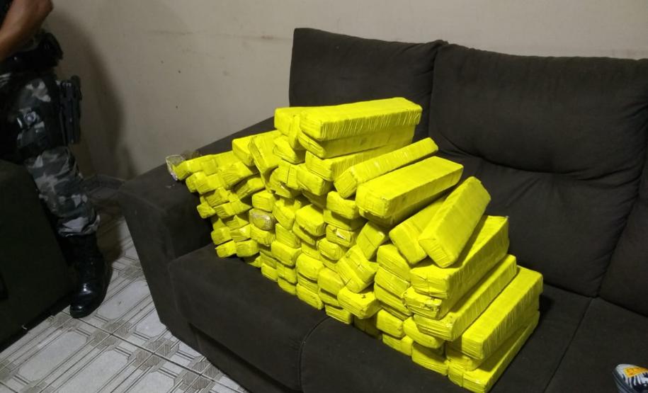 PM flagra venda de drogas e apreende mais de 50 quilos de maconha na Fazenda Rio Grande, na RMC