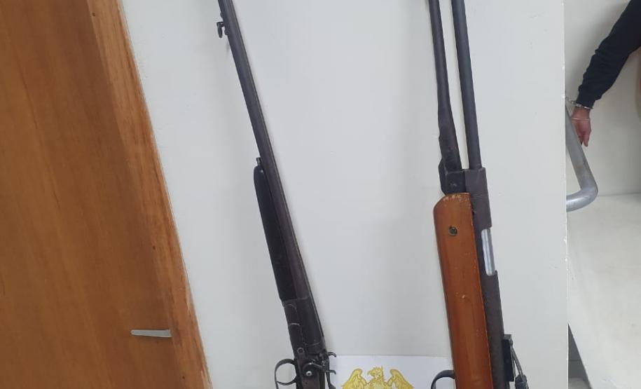 Em Ponta Grossa (PR), PM apreende três armas de fogo e 120 gramas de maconha em situações distintas