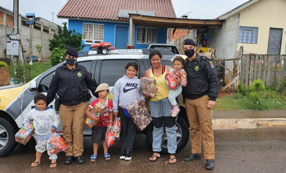 Batalhão da PM faz doação de brinquedos no Centro-Sul do estado