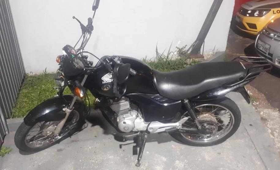Casal suspeito de praticar diversos roubos é preso pela PM com arma de fogo e sete celulares roubados em Curitiba