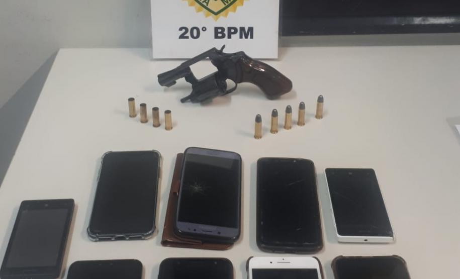 Casal suspeito de praticar diversos roubos é preso pela PM com arma de fogo e sete celulares roubados em Curitiba
