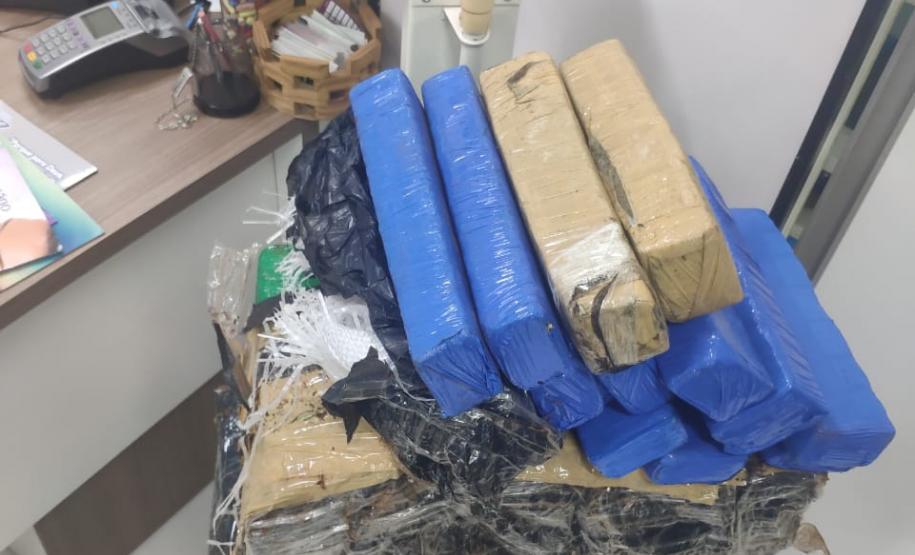 Mais de 580 quilos de maconha e duas armas de fogo são apreendidos pela PM no Oeste do estado