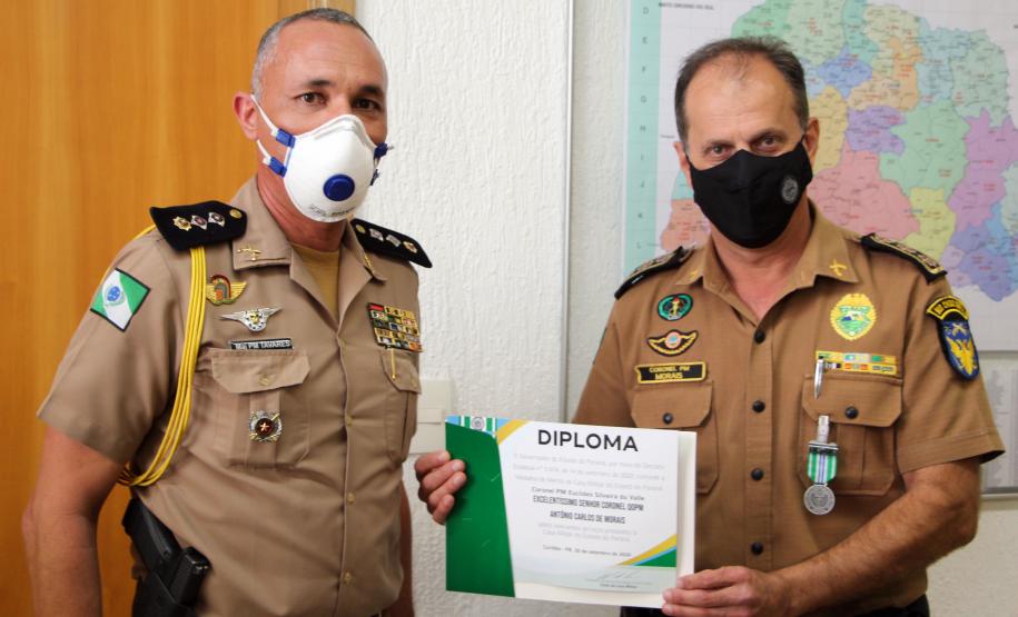 Subcomandante-Geral da PM recebe medalha Mérito Rodoviário e Mérito da Casa Militar