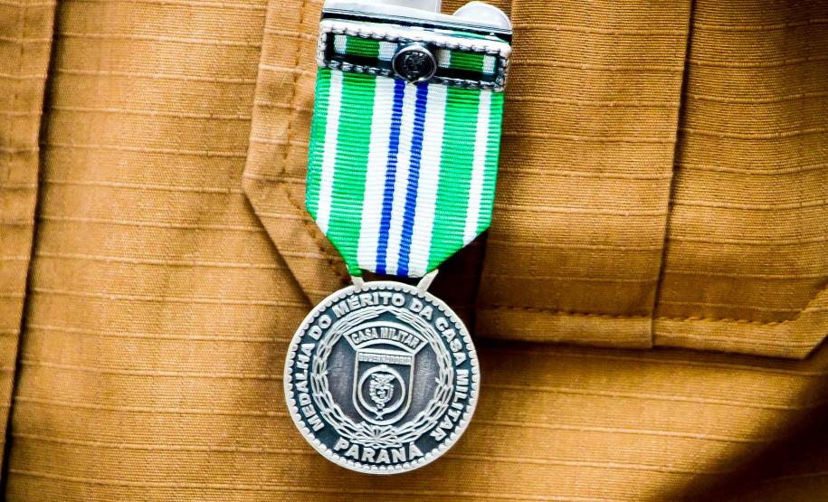 Subcomandante-Geral da PM recebe medalha Mérito Rodoviário e Mérito da Casa Militar