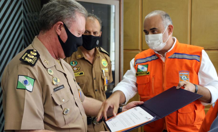 Oficiais da Polícia Militar recebem Medalha de Mérito da Defesa Civil no Quartel do Comando-Geral em Curitiba
