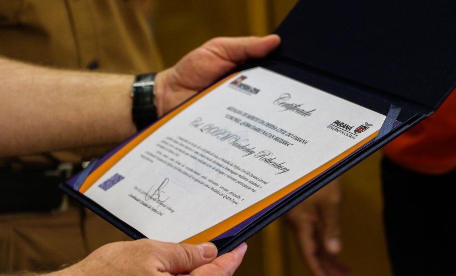 Oficiais da Polícia Militar recebem Medalha de Mérito da Defesa Civil no Quartel do Comando-Geral em Curitiba