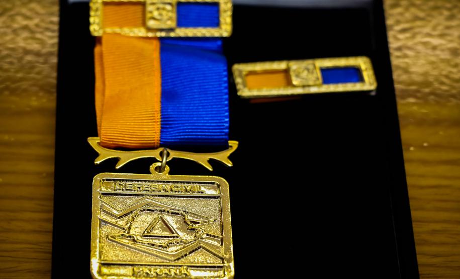 Oficiais da Polícia Militar recebem Medalha de Mérito da Defesa Civil no Quartel do Comando-Geral em Curitiba