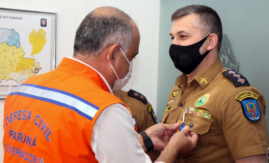Oficiais da Polícia Militar recebem Medalha de Mérito da Defesa Civil no Quartel do Comando-Geral em Curitiba