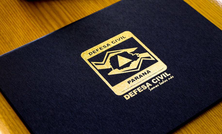 Oficiais da Polícia Militar recebem Medalha de Mérito da Defesa Civil no Quartel do Comando-Geral em Curitiba